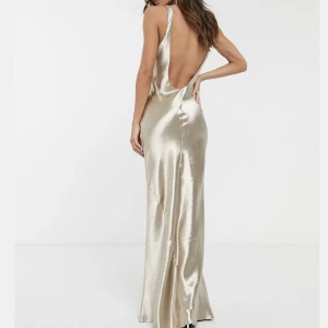 SLUTSÅLD Balklänning - Drömmig långklänning😍 Slutsåld på hemsidan. Champangefärgad och i princip nyskick💗 Använd gärna ”köp nu” funktionen🫶🏻Tveka inte på att kontanta mig vid funderingar!❤️