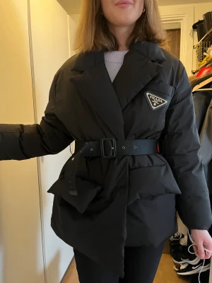 Prada Puffer Jacket - Säljer min fina Prada puffer jacket. Nypris ca 26’000kr, ser helt ny ut 