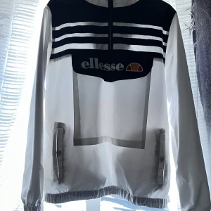 Ellesse jacka - Säljer en elledning jacka pga att den blivit för liten. Inköpt för ca 1,5 år sen för 1,500kr , använd 2 ggr.