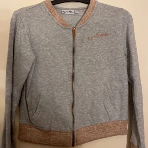 Grå kofta  - Säljer denna oanvända koftan jag köpt för nått år sen 