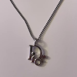 Dior monogram halsband - Superfint vintage dior halsband i silver. Passar både män och kvinnor. Självklart äkta och köptes för ca. 2200kr. Kedjan går från 39-44cm! Skriv gärna om du undrar något 😊