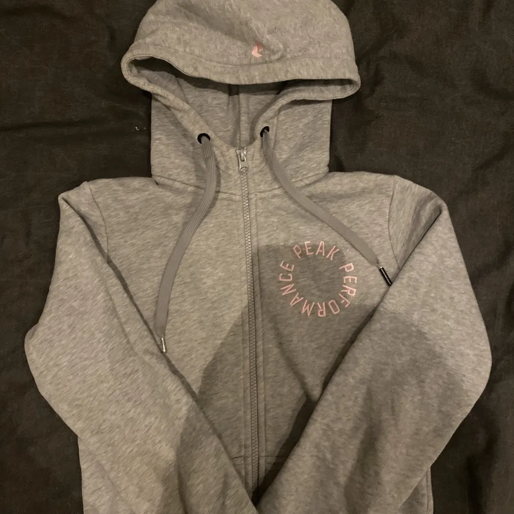 Super snygg peak performance zip up hoodie. Jag säljer denna pga den inte kommer till användning längre. Den behöver nytt hem alltså! Frakt ligger på 80kr, skriv om ni är intreserad. Köpt för 1200kr❤️❤️ANVÄND MAX 3 GÅNGER!. Tröjor & Koftor.