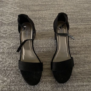 Svarta klackar från Nelly - Säljer dessa klackar från Nelly då dem tyvärr inte kommit till någon användning.