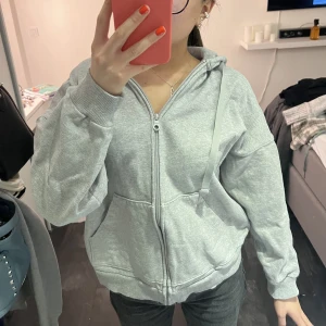 Grå zip up hoodie - Grå basic stickad zip up. Bra skick. Spårbar Frakt tillkommer på 66kr 