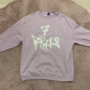 Lila Ariana Grande hoodie - Lila Ariana Grande hoodie  Köparen står för frakt 