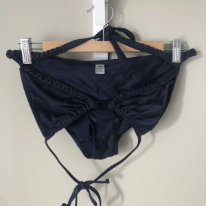Bikini - Bikini i väldigt mörk blå men ser svart ut på bilden 🤍 Använd en gång men såklart tvättad!! Säljer pga för stor på mig 🥲 Möts gärna upp i Nacka/Sthlm. Kolla på de andra bilderna för att se mer detaljer!
