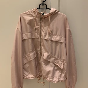 Tunn rosa jacka  - Rosa vår jacka  Köparen står för frakt 