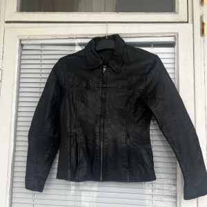LÄDERJACKA vintage  - Vintage läderjacka i svart läder. Äkta läder, strl: S. Fint skick.   Pris: 150kr. Skicka gärna prisförslag, priset går att diskutera vid snabb affär. 