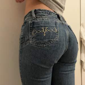 Skit snygga lowwaist bootcut jeans Hade verkligen behållt om dem inte började bli för små!!!  Köpta på Plick 
