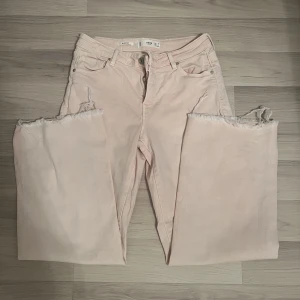 Straight Leg Pink Jeans - Rosa jeans från Lager 157! Mid waisted straight leg, storlek 36:) I väldigt bra skick, knappast använd.