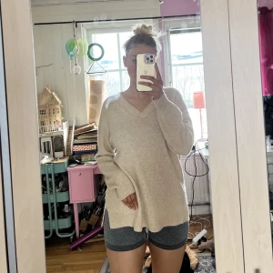 Stickad tröja - Säljer denna otroligt mjuka stickade tröja då den inte kommer till användning  