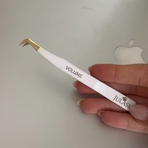 Volympincett - Säljer min volympincett från Julash pga att jag slutat med fransar för tillfället och inte vet om/när jag kommer börja igen. Något missfärgad men inget fel på funktionen (bästa volympincetten jag använt). Medföljer skydd till. 