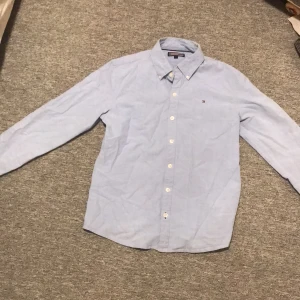 Tommy hilfiger skjorta - En Tommy skjorta som är för liten. Inga defekter eller något fel. Nypris är ca 800-1100  kr Priset kan diskuteras. Du står för frakten 👍