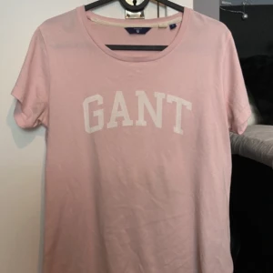 Gant t-shirt - Måttligt använd men ändå i bra skick. 