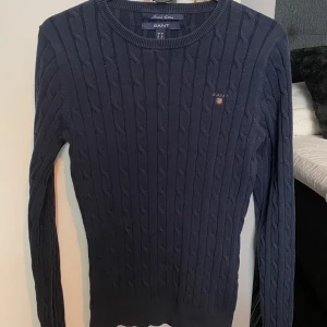 Kabelstickad tröja - Kabelstickad tröja ifrån GANT, använd fåtal gånger och är i bra skick. 