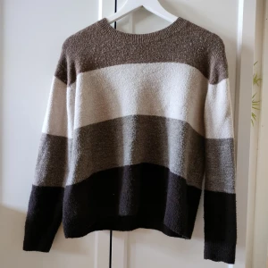 Stickad  - Stickad tunnare tröja från H&M Storlek S Mitt pris: 100kr