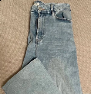 Jeans ”MIRA” - Blåa jeans från LINDEX i modellen ”MIRA". Storlek 42 så motsvarar L/XL. Endast använda ett fåtal gånger! Nypris 699kr. Köparen står för frakten. Har du några frågor är det bara att höra av sig🤩 // Klara Johansson