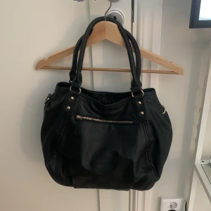 Handväska - Snygg praktisk svart handväska med mycket utrymme i💗