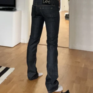 Lee jeans - Skitsnygga low waisted lee jeans i jättebra skick som tyvärr är alldeles för små för mig. Jag skulle säga att de sitter ungefär som storlek 32/XS då jag i vanliga fall har storlek 34, 36 eller S💕