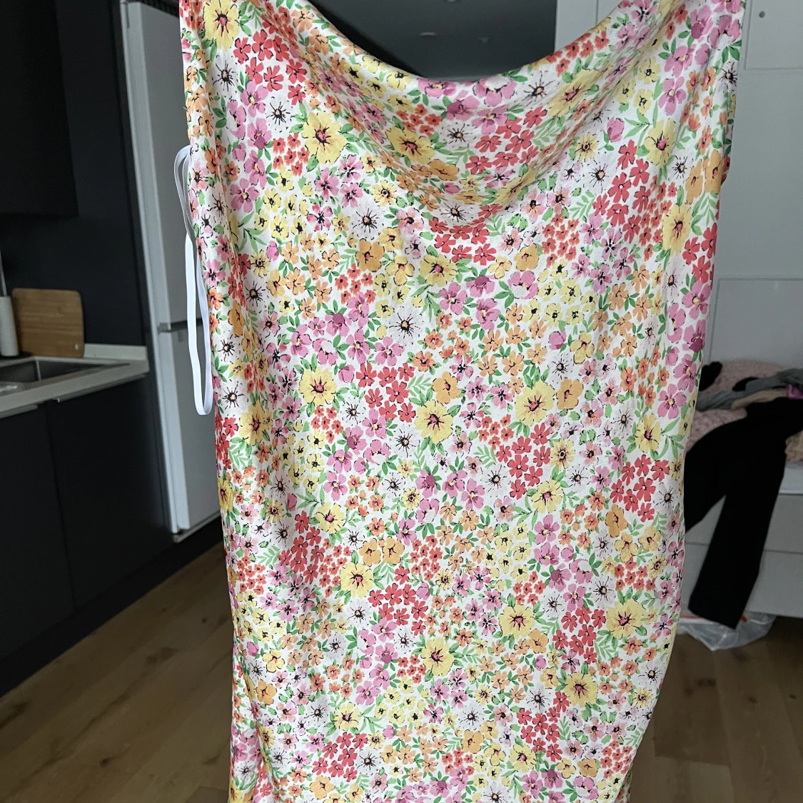 Blommig söt satinklänning - 90