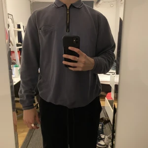 Halfzip blå - Blå halfzip med skön passform. Strl L men passar som M (som jag brukar ha)