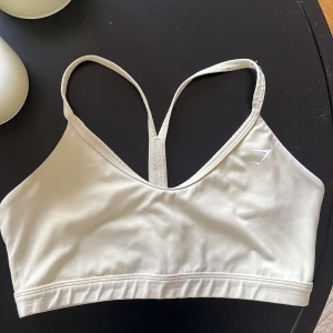 Gymshark sport-Bh - Säljer pga rensning och kommer inte till användning Storlek M -(jag har S)  Färg -ljus ljus gul 