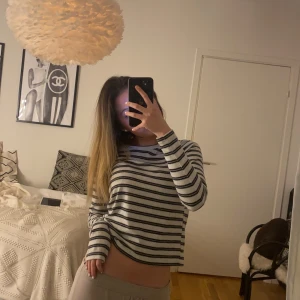 Söt tröja  - Säljer denna randiga långärmad från New yorker, använt endast 2 gånger så är i super fint skick  💕 