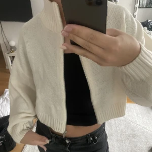 Kofta - Säljer denna vita koftan, basic fin med snygg large och dragkedja, i storlek s, hör av er om ni är intresserade 🥰