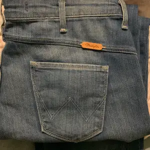 Ett par jätte fina lågmidjade wrangler jeans, som tyvärr är för små för mig. De är helt oanvända då lappen finns kvar. 