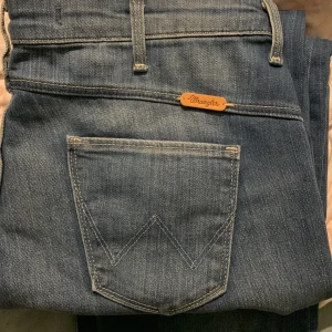 Lågmidjade jeans  - Ett par jätte fina lågmidjade wrangler jeans, som tyvärr är för små för mig. De är helt oanvända då lappen finns kvar. 