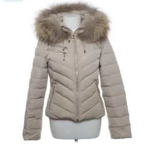 Hollies jacka - Säljer min äkta hollies jacka beställd från hemsidan i strl 40💞💞Kontakta mig för fler bilder☺️