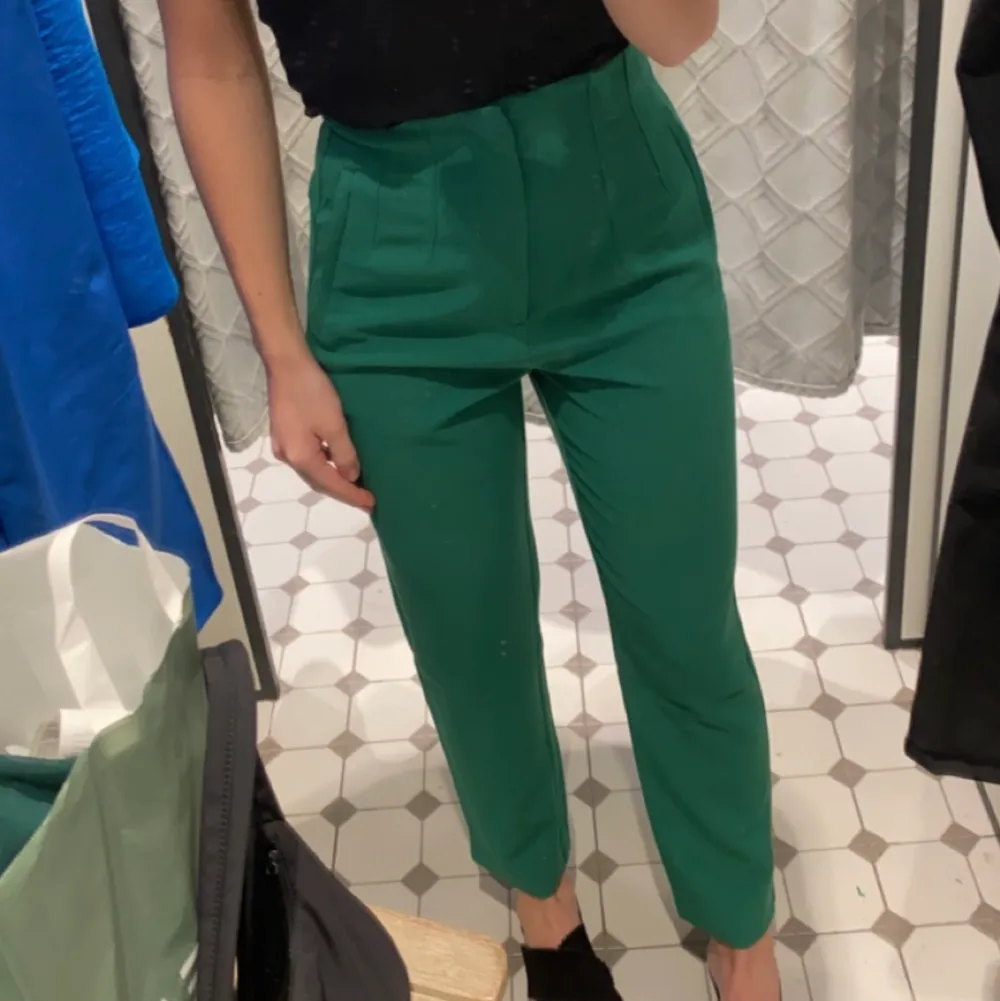 Gröna kostymbyxor från stradivarius. Använd fåtal gånger . Jeans & Byxor.