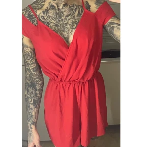 Röd playsuit  - Röd playsuit som passar XS.
