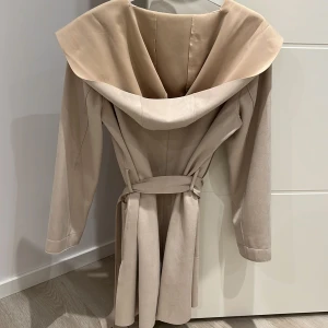 Zara kappa - Ljusrosa zara kappa i mocka med luva. 