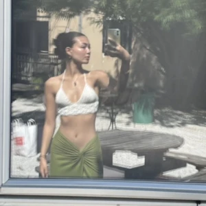 Grön långkjol  - Grön långkjol med asymmetrisk midja. Så snygg. Går t vaderna på mig. (Är 158cm)  Använd gärna köp nu! 