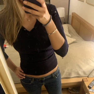 Mörkblå topp  - En cool topp med luva bak. Har inte använt då den sitter lite för tajt på mig. Den är i storleken xs och jag brukar ha m.