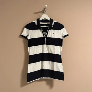 Tommy Hilfiger Piké - Vit & marinblå Storlek XS Helt oanvänd