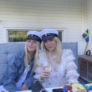 Student klänning - Säljer min studentklänning från By Malina, finns små deffekter på 2 av volangerna men det syns inte och går att sy till enkelt om man vill.  Köpt på By Malinas hemsida för 2.499kr kommer med original lådan. 