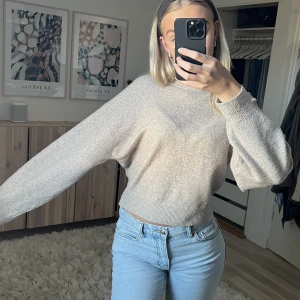 Stickad tröja - Weekday - En mysig stickad från weekday i en superhärlig beige färg, använd ett fåtal gånger🤎