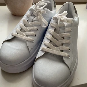 Sneakers  - Sneakers från Gina tricot, endast använda 2 gånger. Storlek 41