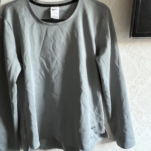 Nike tröja - Oanvänd Nike tröja, passar till s/m också (behövs såklart strykas, då den legat i en bunt med kläder som ska säljas)