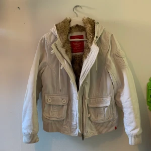 Jacka - Vit vinterjacka med fake päls inuti. Står storlek XL inuti vilket absolut inte stämmer, jag uppskattar den vara S