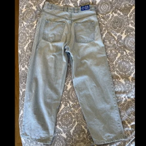 Polar bigboy storlek S - Ljusblå polar skate co big boy i storlek S. Liknar vanliga jeans i storlek W31-W32. En liten fläck syns på sista bilden.