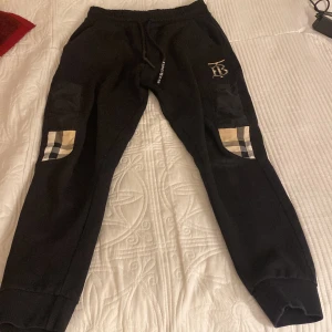 BURBERY  - Skriv för mer info:)