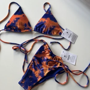 Bikini - Säljer detta bikiniset från Bershka (oanvänd med etiketter på) då överdelen tyvärr var för liten för mig. Passar till A-C kupa. Bikinin knyts med snören, så den är anpassningsbar. Jättefin färg🤍