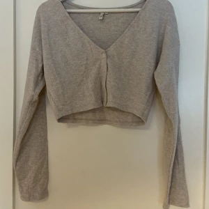 Topp - Superfin topp i XS, skulle absolut säga att den även passar S. Jag har använd den kanske 2 gånger och den är superfin att ha bara som den är men skulle säkert vara fin även som en kofta. Säljer för 50kr🫶🏼