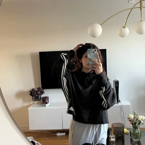 Adidas tröja storlek L men passar en M - Adidas tröja storlek L men är mer som en M 