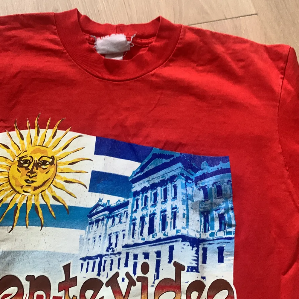 Vintage röd Montevideo tröja. Köpte i en vintagebutik, men tröjan är originellt från en kryssning. Tyget är ganska tjockt så kommer hålla ett bra tag till :). Vintage kvalité men inte helt urtvättad, 7/10. . T-shirts.