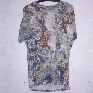 Grymm T-shirt med japansk print - Bra skick. relativt stretchig och jävligt cool. Köptes i Colombia!