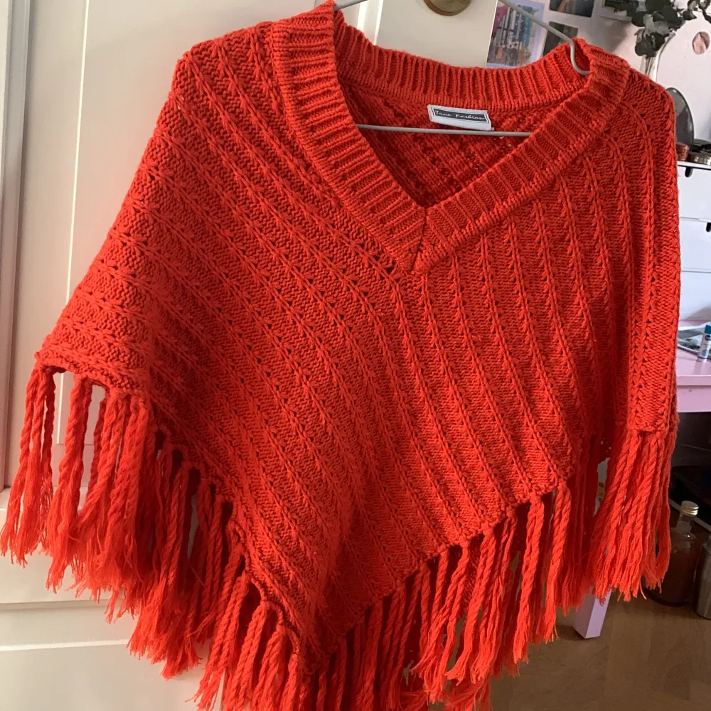 Superfin poncho köpt i en vintagebutik i Berlin från märket ’true fashion’. Inga defekter och så härligt vårplagg 🌷 passar ca S, men säkert både större och mindre också!. Tröjor & Koftor.